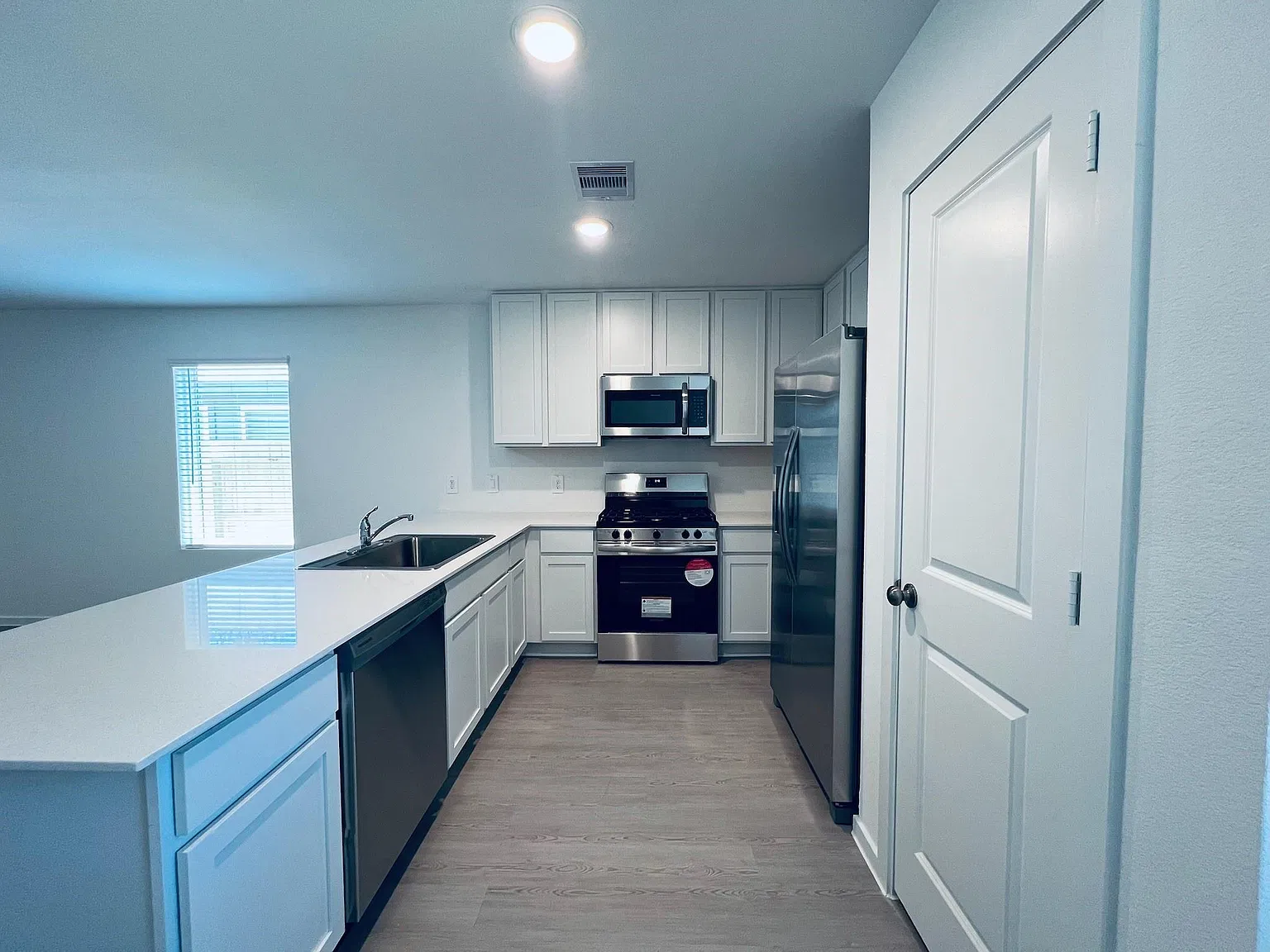 3 bed, 2.0 bath, 1450 sqft, $1,700 — Photo 4