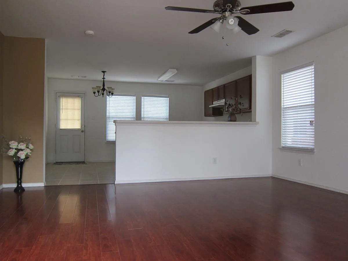 3 bed, 1478 sqft, $2,095 — Photo 2