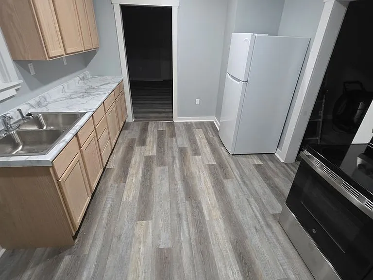 1344 Oakes St — Photo 3
