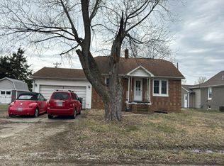 406 N 7th St, Altamont, IL 62411