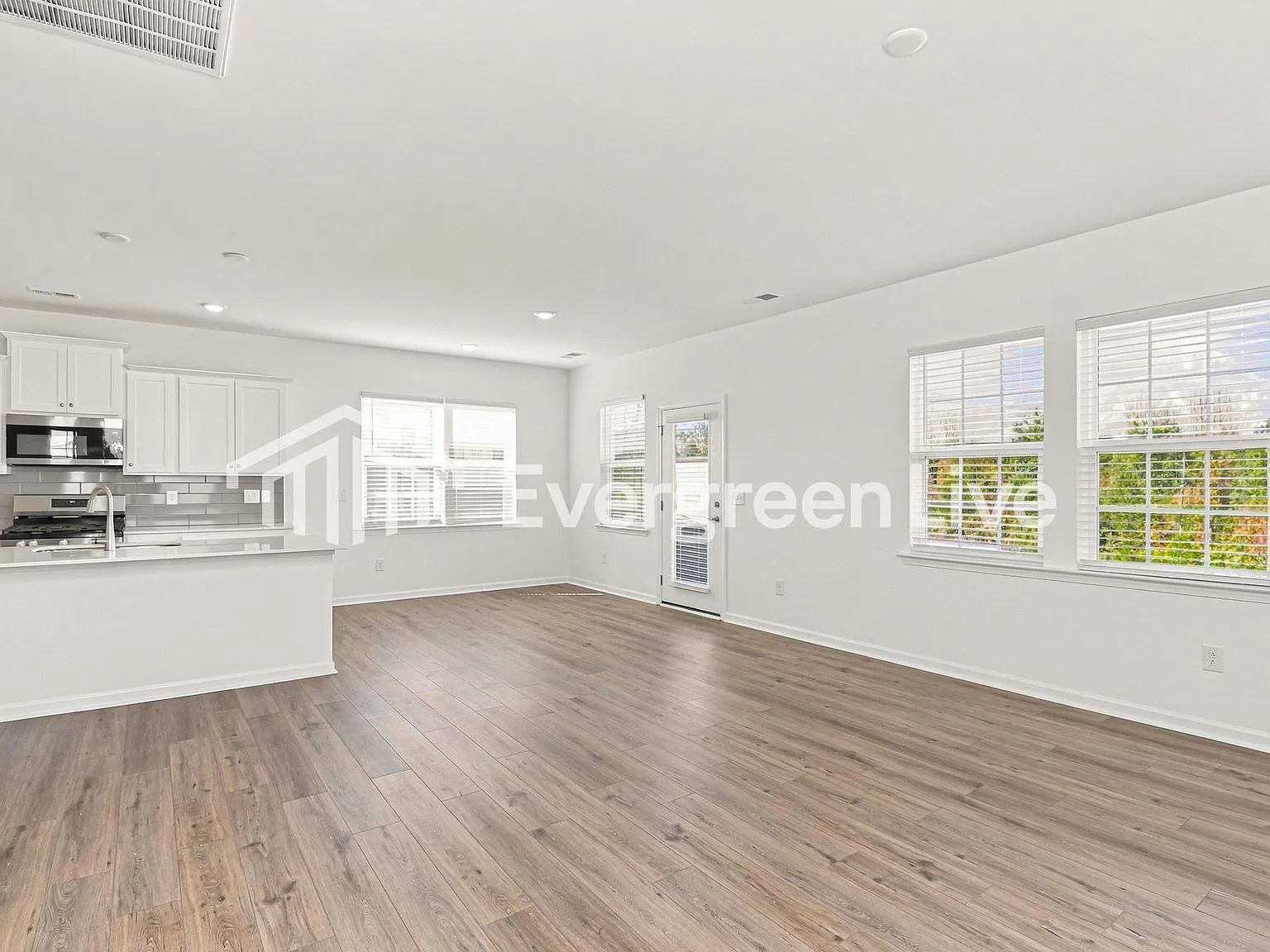 3 bed, 3.0 bath, 2014 sqft, $1,800 — Photo 3