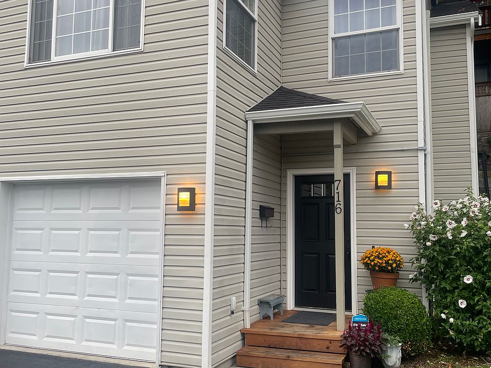 716 N State St
3 Bedroom 2 Bath Townhome