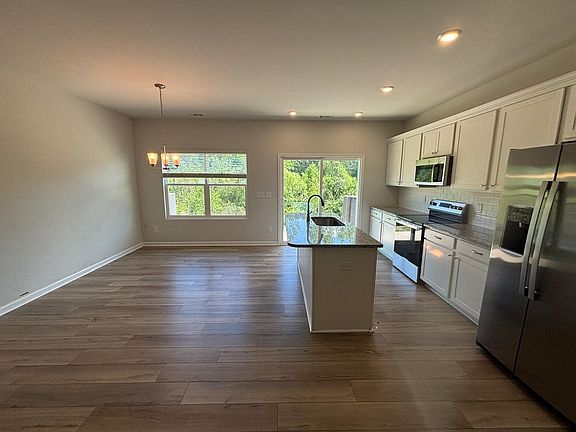 3rd image of 140 Fideaux Blvd