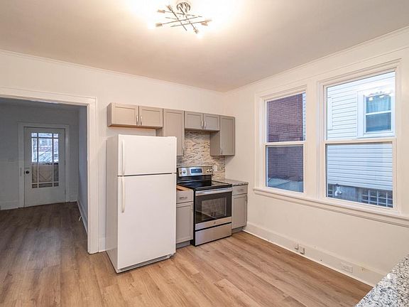 2nd image of 4350 Saint Lawrence Ave #1