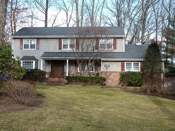 Mature Lush Lawn & Landscaping