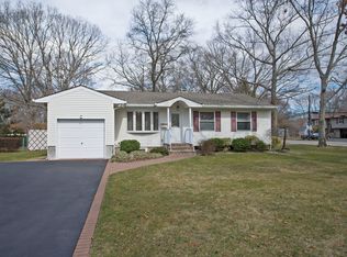 161 Geneva St, Bay Shore, NY 11706