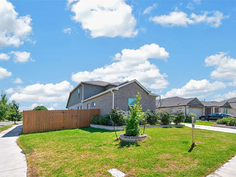 1600 Cobblecrest Ln — Photo 2