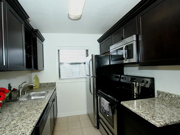 Harvard Terrace Apartments — Photo 8