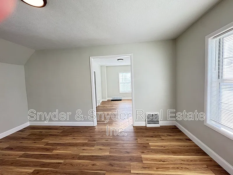 3 bed, 1.0 bath, 1120 sqft, $1,095 — Photo 4