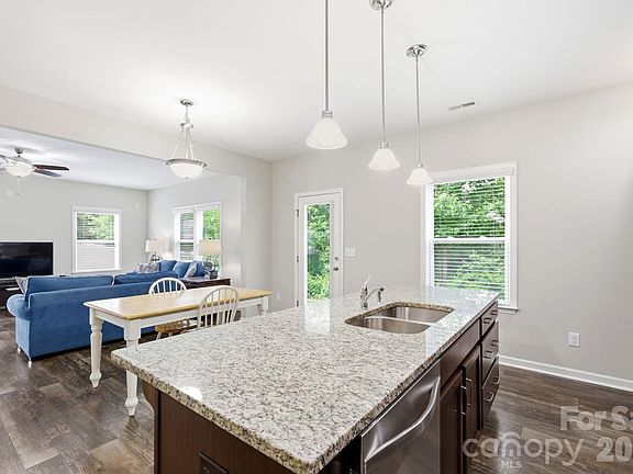 4th image of 2628 Courtland Dr