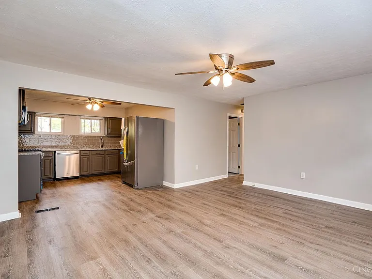 4516 Leslie Ave — Photo 5