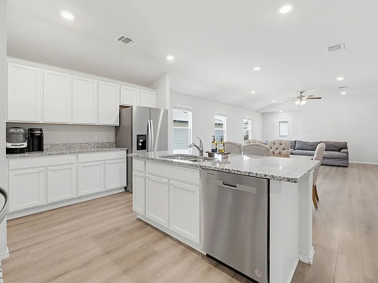 162 Ellenora Dr — Photo 2