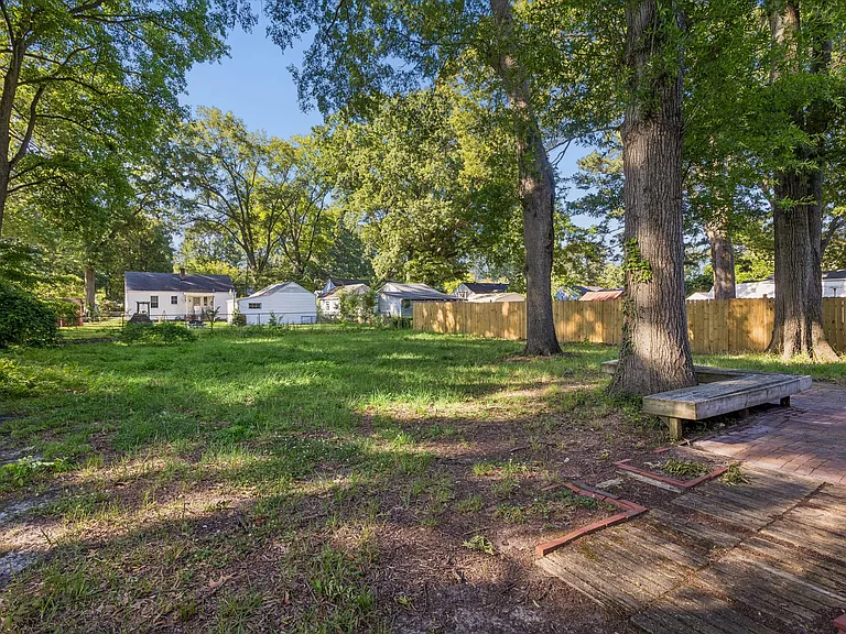 624 Sterling St — Photo 22