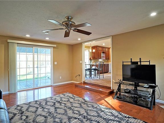 5th image of 877 Eileen Dr