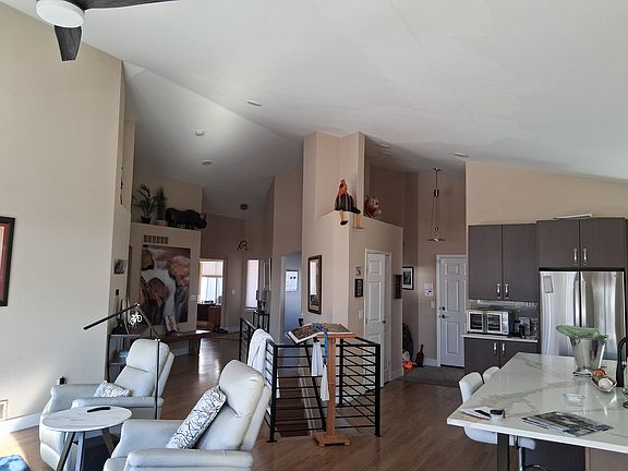 Another shot -- facing the opposite direction. Note the high ceilings