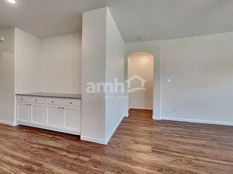 463 Silverstone Dr — Photo 9
