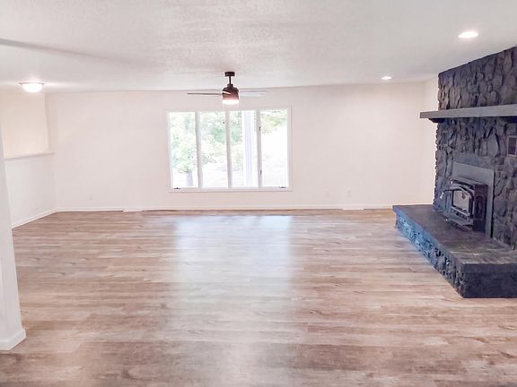 3rd image of 624 Oak Grove Avenue