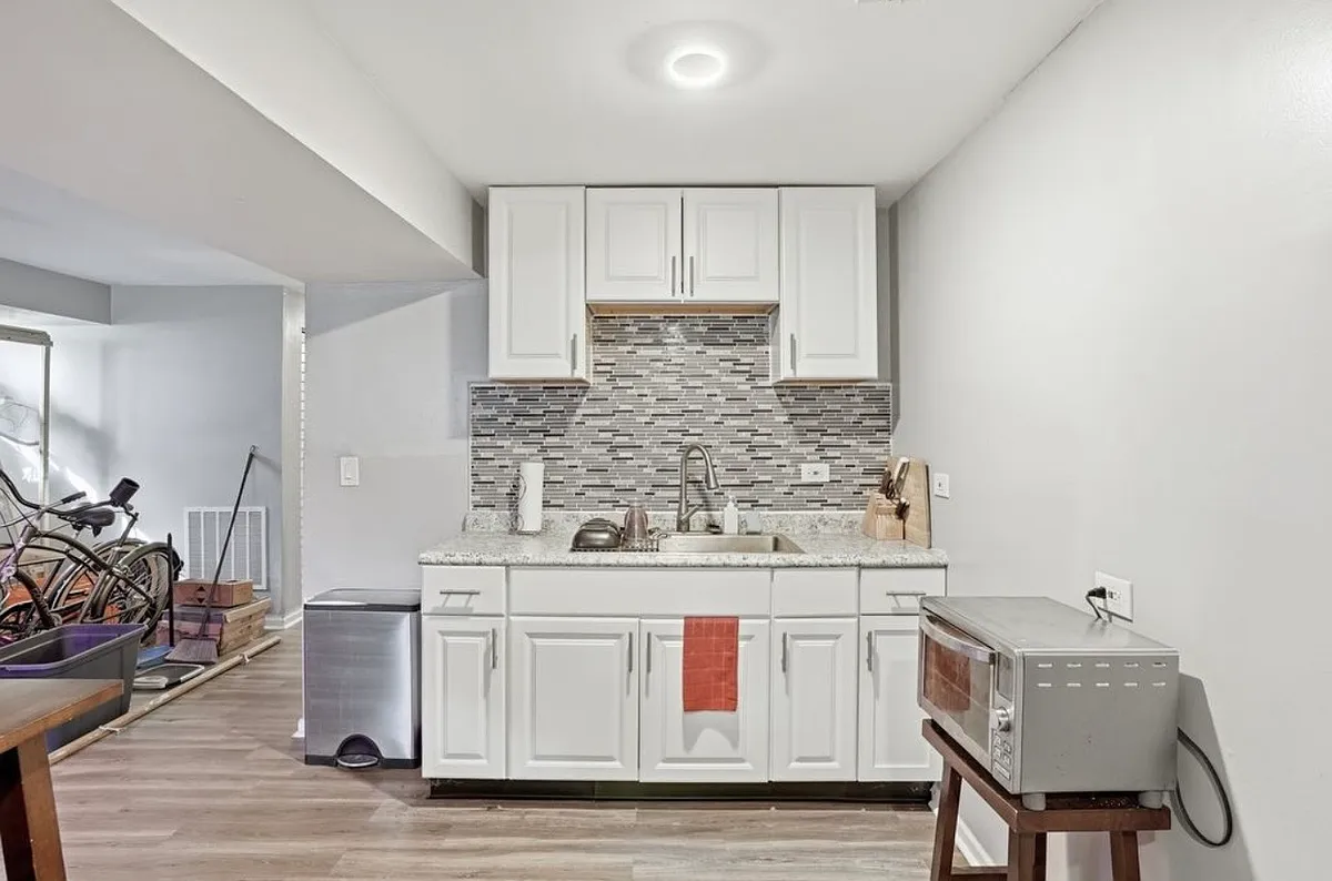 Building Photo - 3248 W Maypole Ave #1B