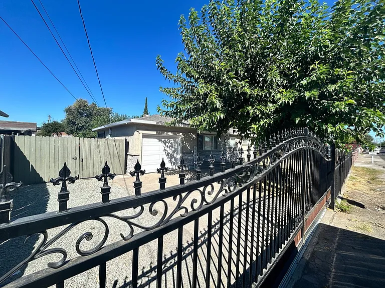 131 S Olive Ave — Photo 7