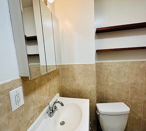 5th image of 558 Washington Ave APT 3