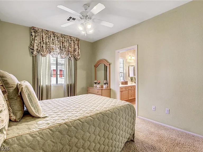 251 Queens Ct — Photo 31