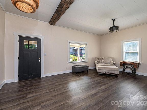 3rd image of 200 W 10th St