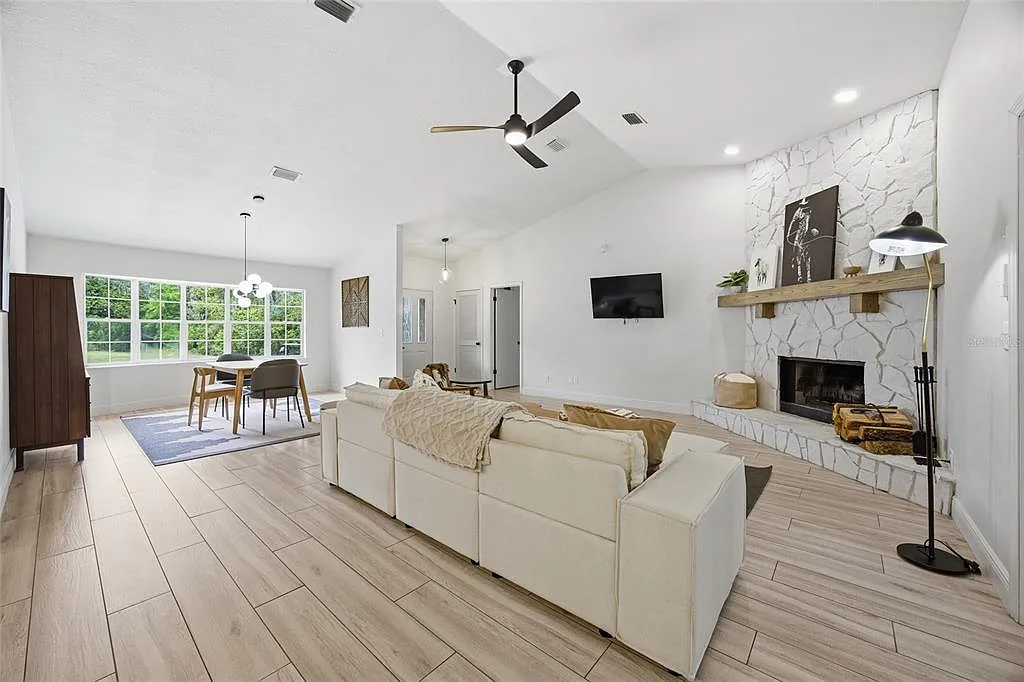 3 bed, 2.0 bath, 2105 sqft, $3,300 — Photo 3