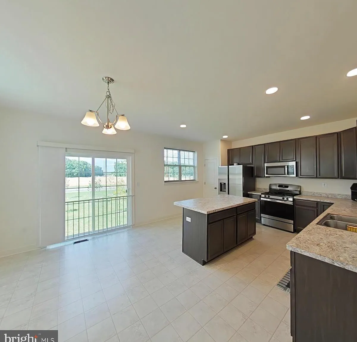 4 bed, 3.5 bath, 2475 sqft, $3,200 — Photo 2