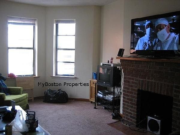 2nd image of 52 Gainsborough St #1BB