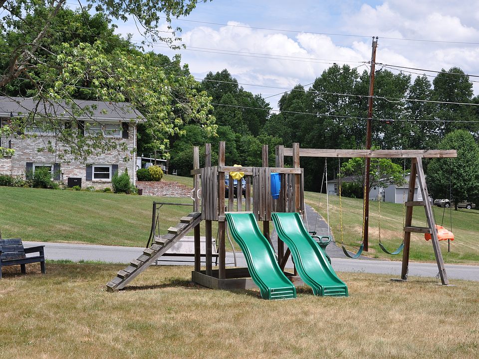 2nd image of 125 Lancer Rd