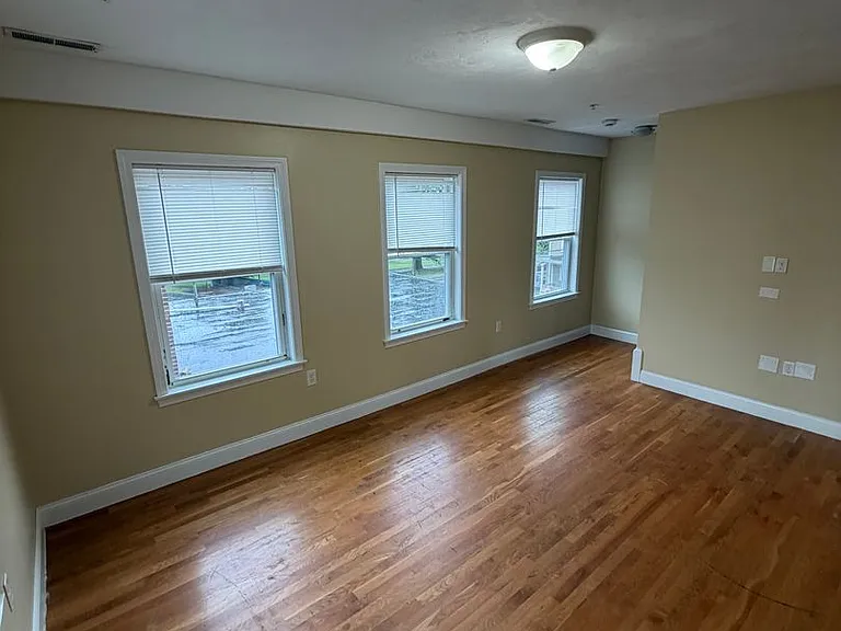 462 Fletcher St — Photo 4