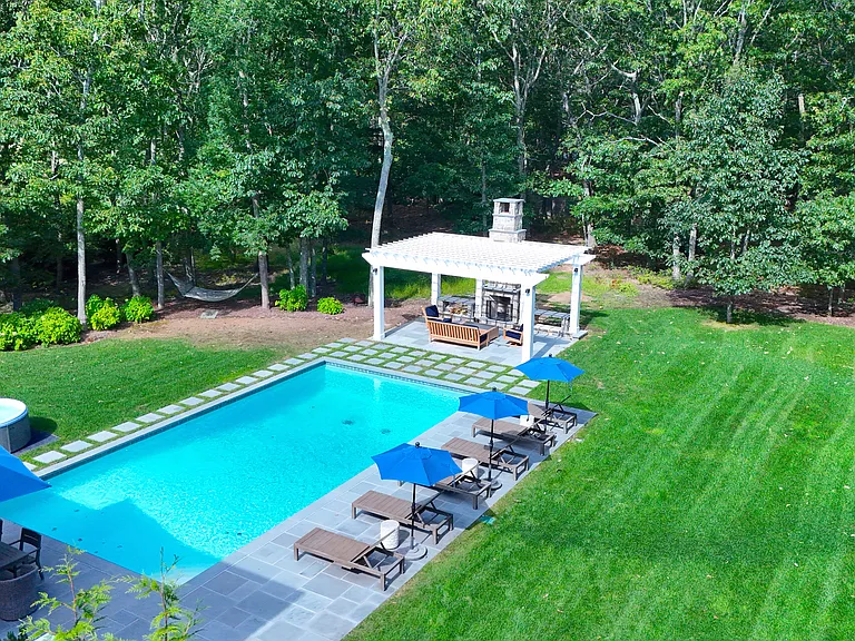 Woodcrest Dr — Photo 3