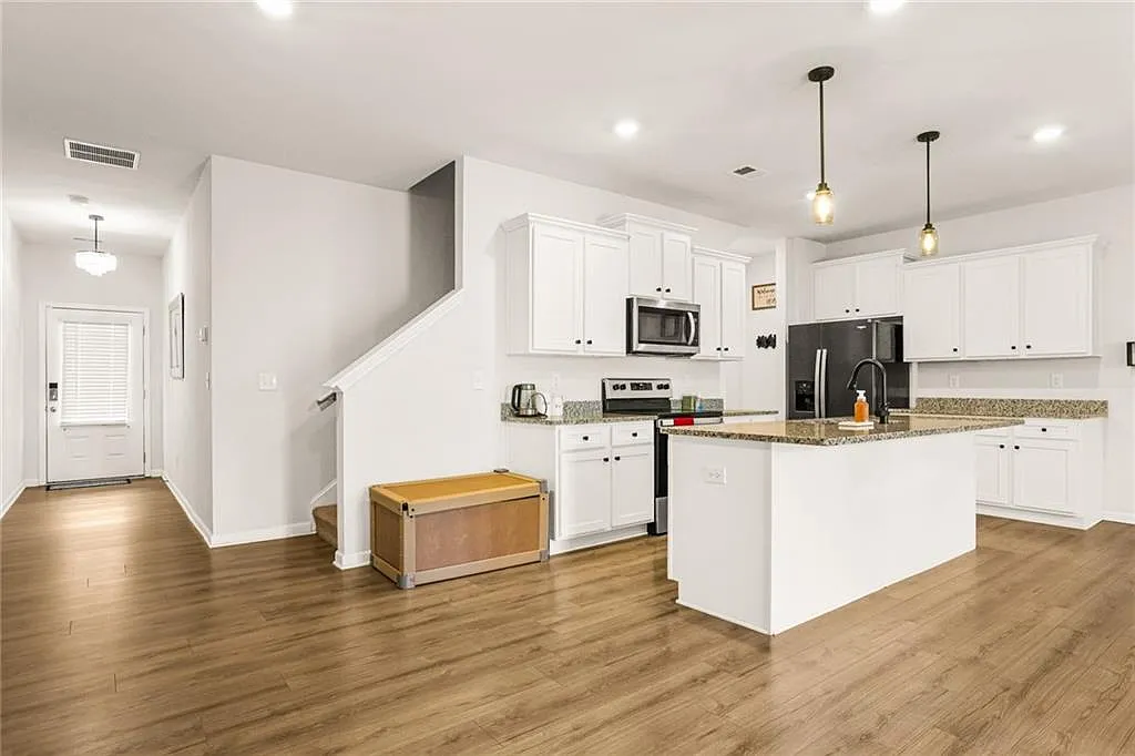 4 bed, 2.5 bath, 1832 sqft, $2,500 — Photo 4