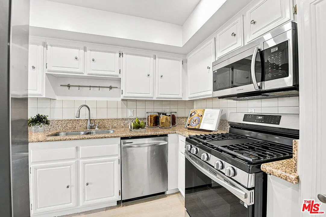 2 bed, 2.0 bath, 965 sqft, $3,000 — Photo 3