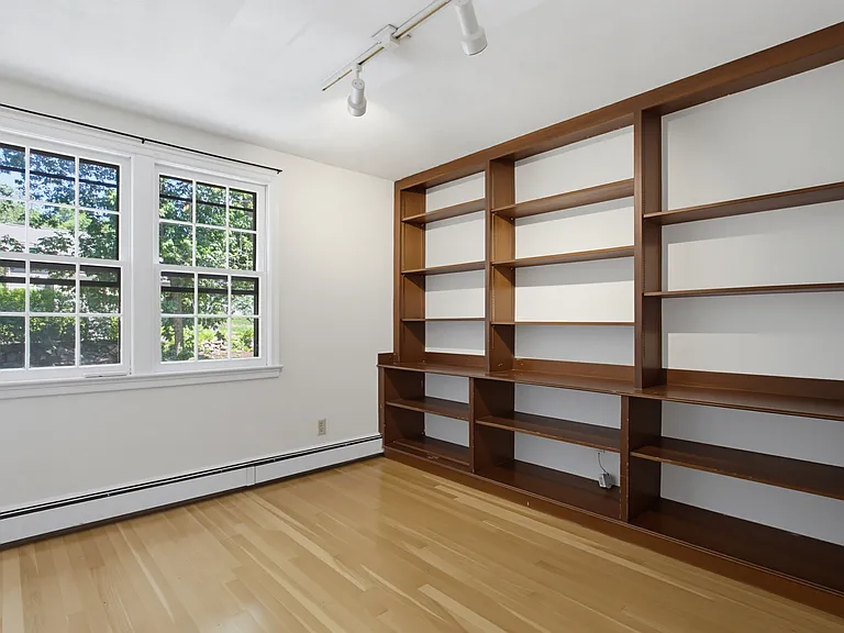 37 Woodbury Rd — Photo 15