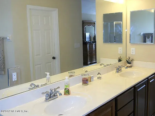 4 bed, 2002 sqft, $2,800 — Photo 2