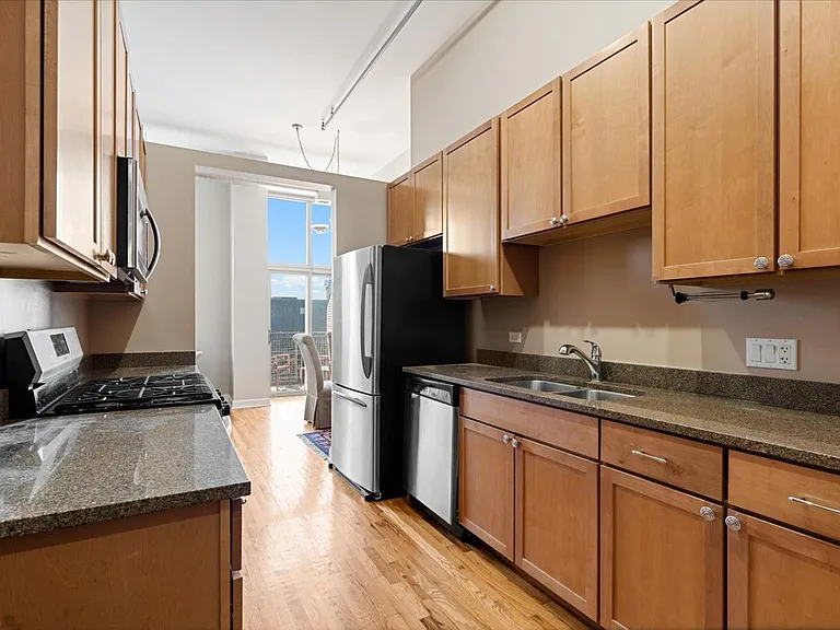 824 W Superior St #306 — Photo 3