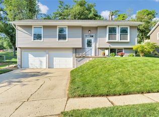 185 Chatham Rd NE, Cedar Rapids, IA 52402
