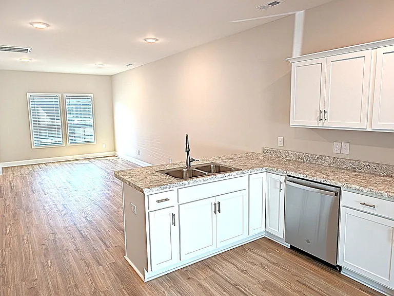 138 Loren Rd — Photo 3
