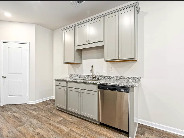 3247 Hamlet Dr — Photo 6