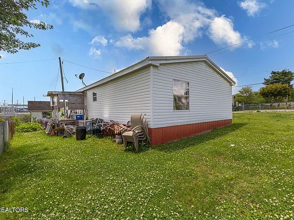 4th image of 935 Summer St