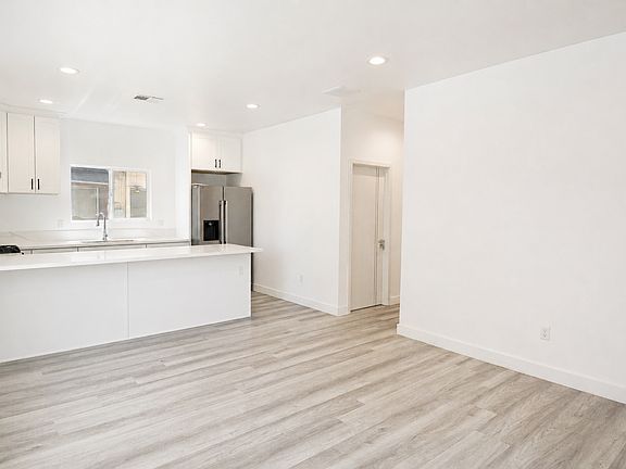 5th image of 1061 E D St