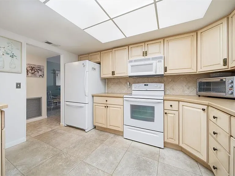 5108 Brittany Dr S #607 — Photo 9