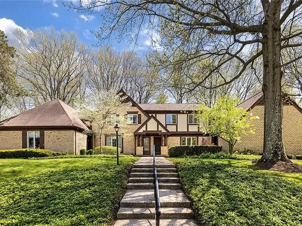 3285 Georgian Ct, Erie, PA 16506