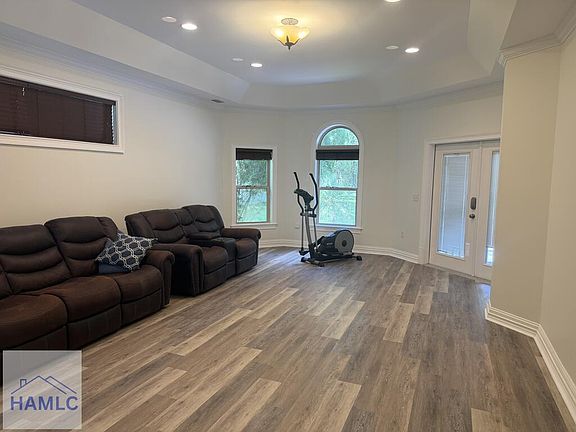 4th image of 800 Forest St