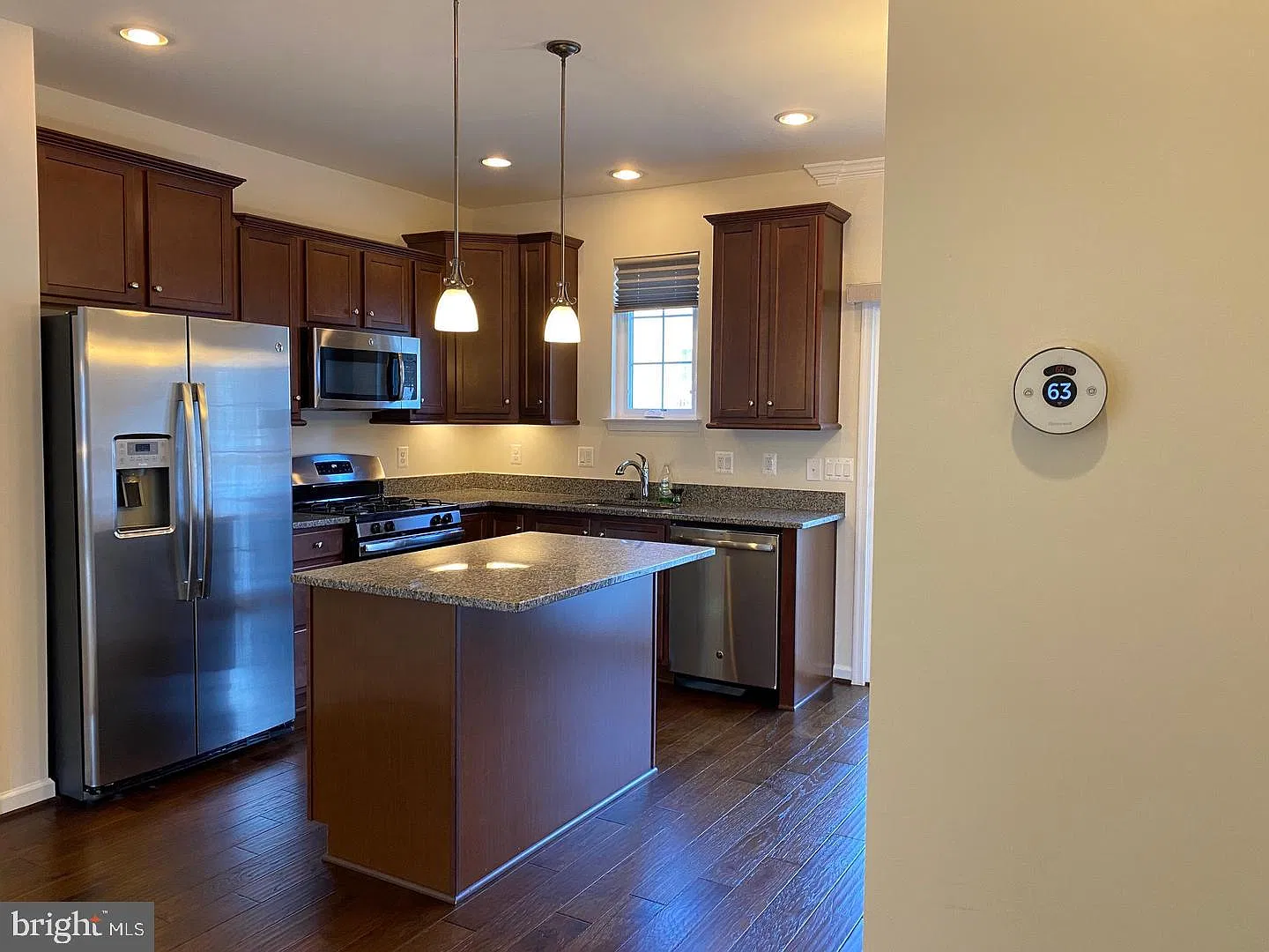 3 bed, 3.0 bath, 1730 sqft, $2,500 — Photo 4