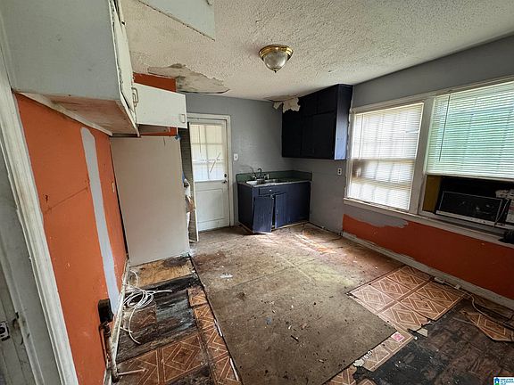 3rd image of 9061 Belvoir Dr