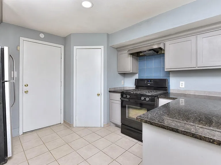 1202 Southwalk St — Photo 12