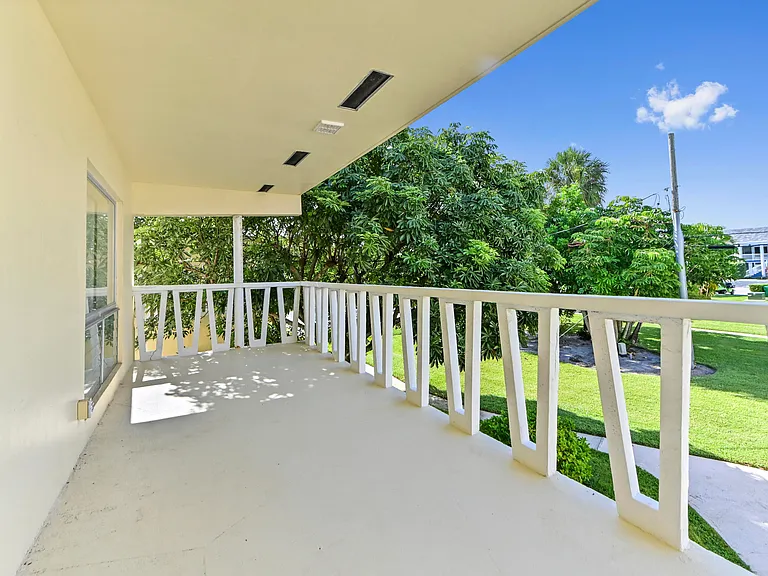 2755 NE 28th Ave #F1 — Photo 23