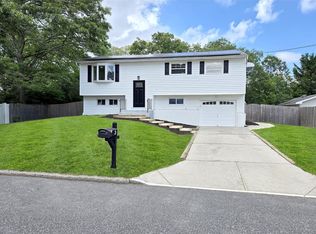 3 Fury Dr, Selden, NY 11784